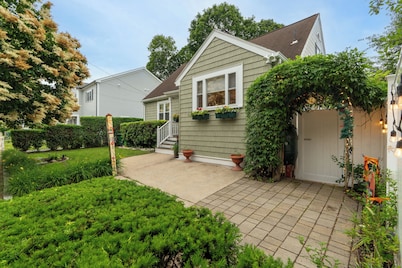Charming 1-bedroom well located Garden Apartment in Historic West Medford