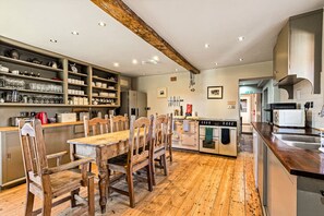 Kühlschrank, Mikrowelle, Ofen, Wasserkocher mit Kaffee-/Teezubehör