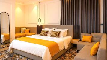 Appartamento Economy, balcone, vista città | Cassaforte in camera, una scrivania, postazione laptop, tende oscuranti