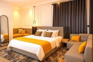 Appartamento Economy, balcone, vista città | Cassaforte in camera, una scrivania, postazione laptop, tende oscuranti