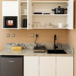 Economy Apartment, Balcony, City View | Private kitchen | Fridge, microwave, oven, stovetop - Spiffy Apartment (Abuja)