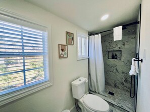 Douche, sèche-cheveux, serviettes fournies, shampoing
