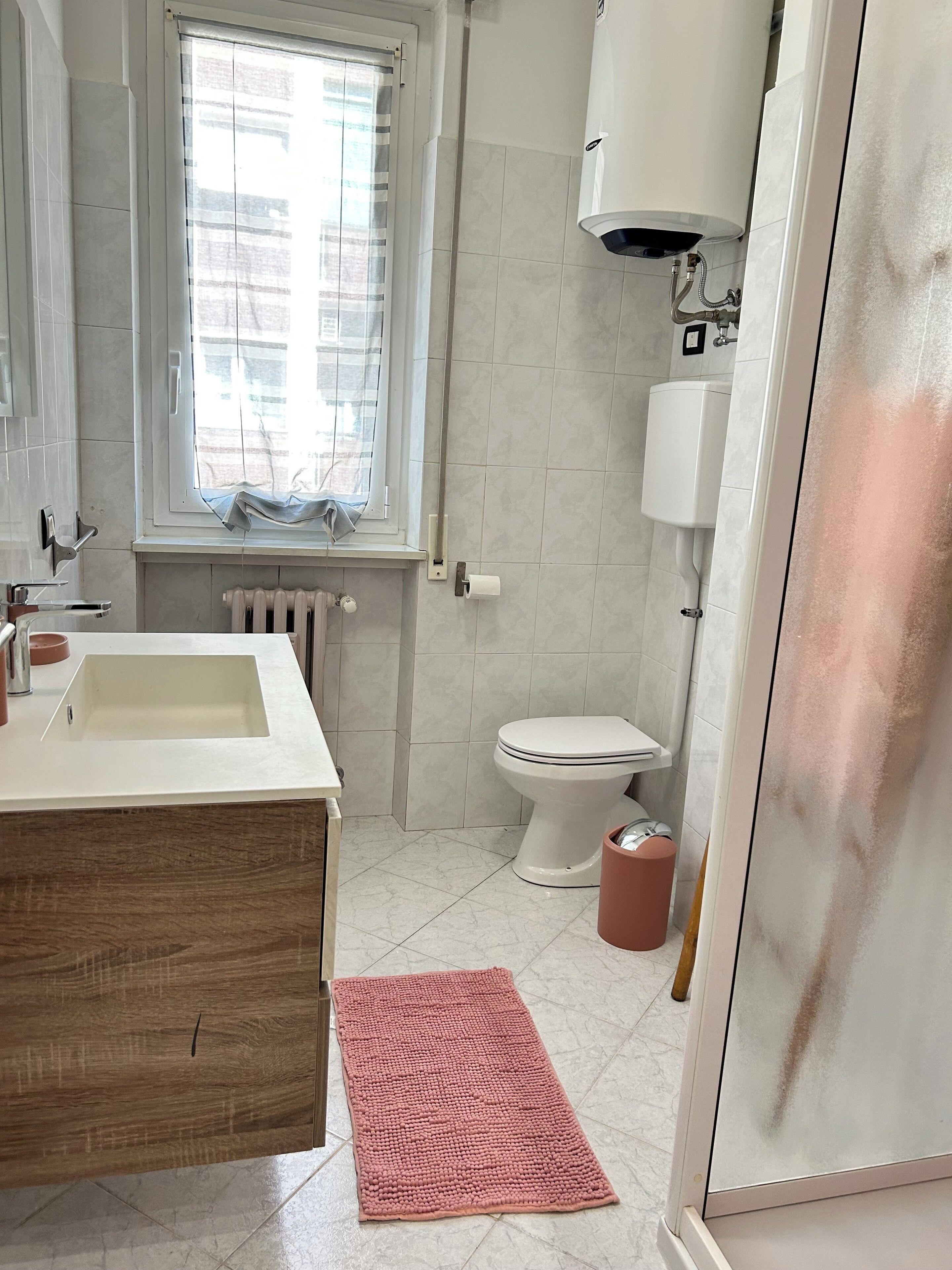 Sèche-cheveux, bidet, serviettes fournies, savon