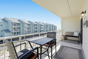 Outdoor dining - SUNSHINE SANDCASTLE-Bright Family Friendly Condo Steps to the Beach (Orange Beach)