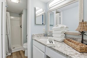 Een douche, een haardroger, handdoeken