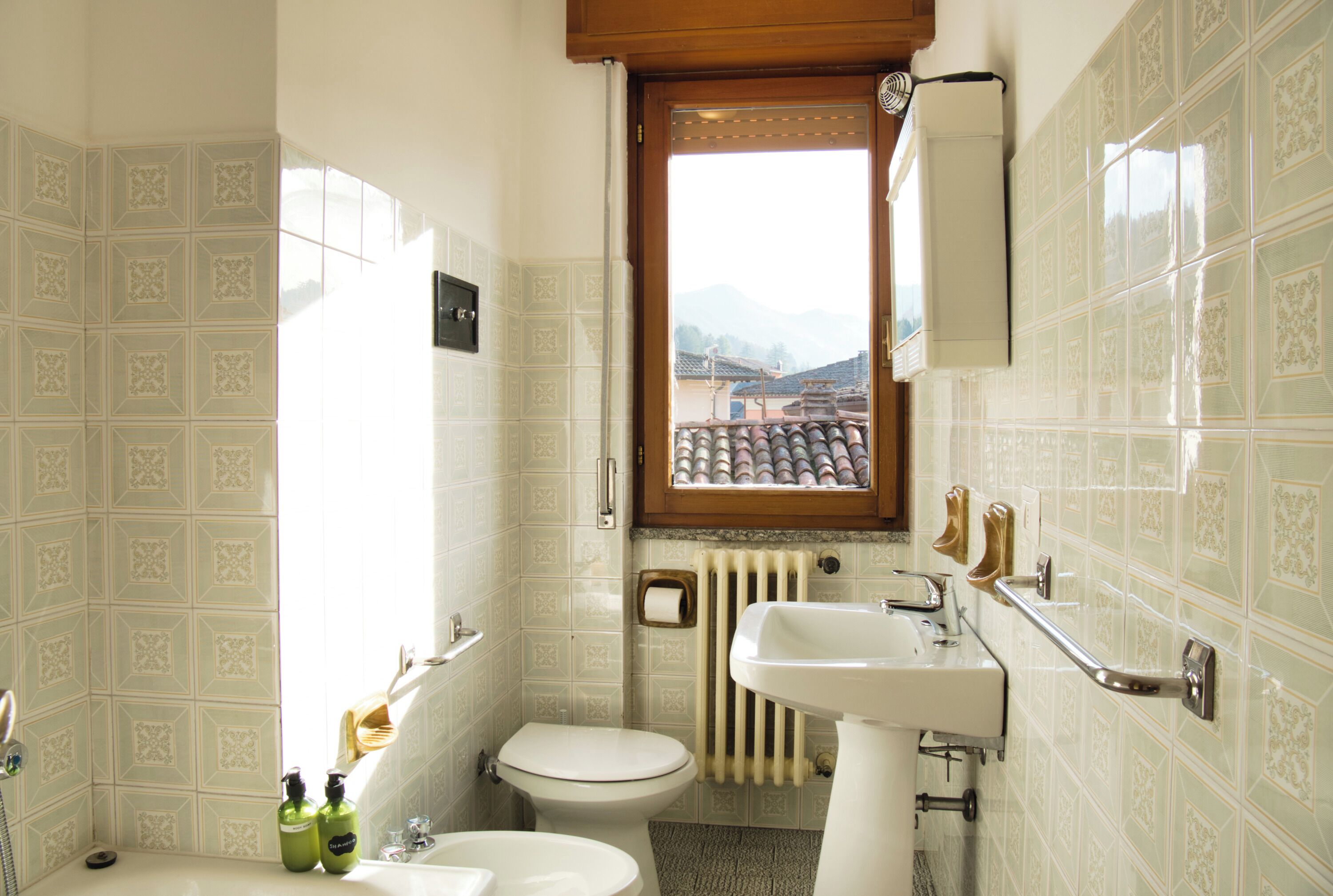 Douche, sèche-cheveux, bidet, serviettes fournies