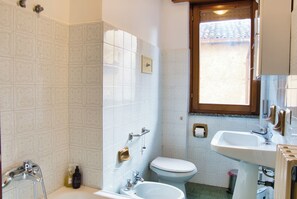 Hair dryer, bidet, towels - Cuor di Barzio P1 - Two Bedroom Apartment, Sleeps 5 (Barzio)