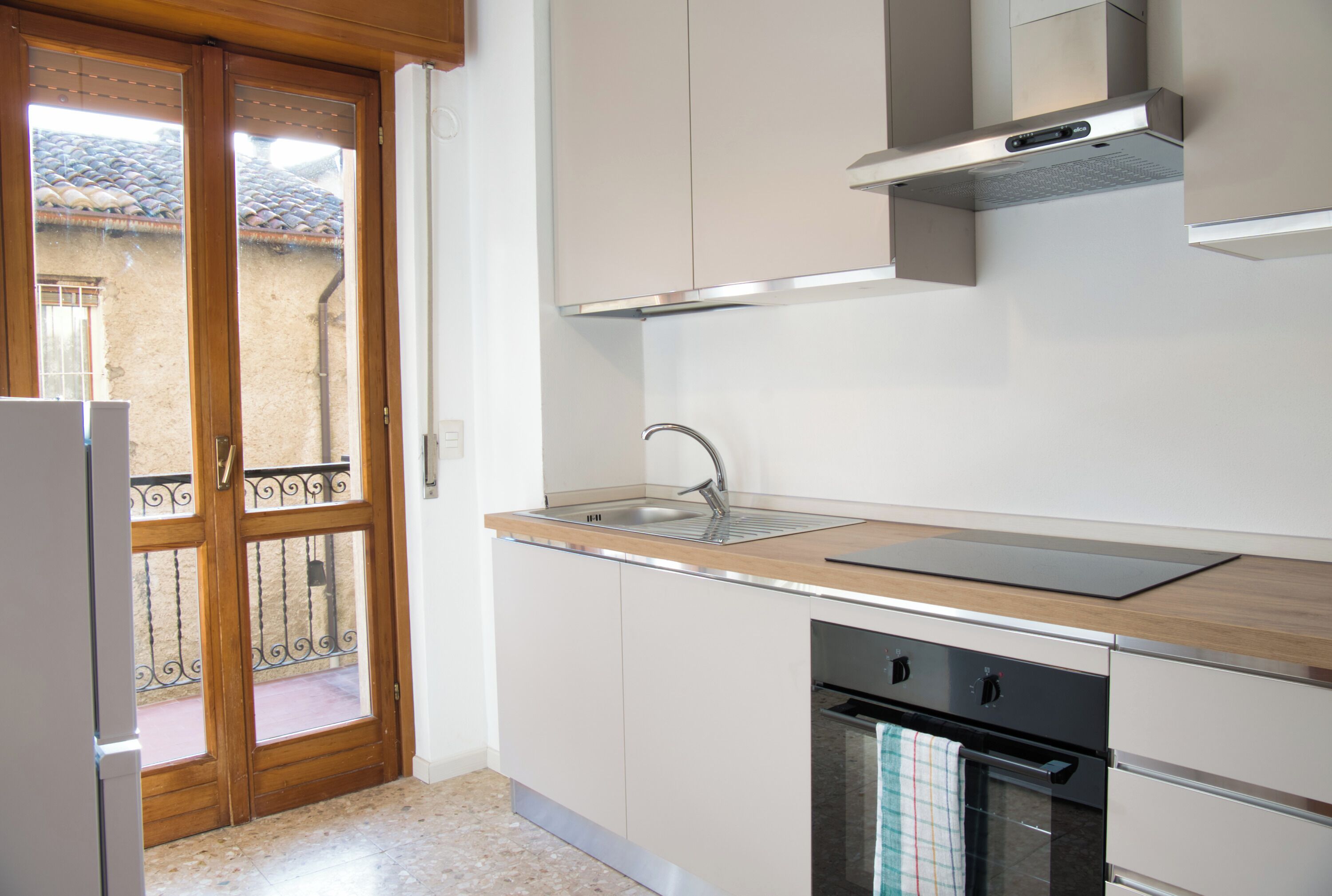 Frigorífico, microondas, horno y placa de cocina