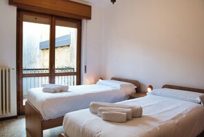 Free WiFi, bed sheets - Cuor di Barzio P1 - Two Bedroom Apartment, Sleeps 5 (Barzio)