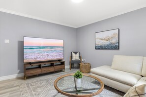 Living area - Luxury Lake House in Mount Uniacke (Mount Uniacke)