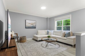 Living area - Luxury Lake House in Mount Uniacke (Mount Uniacke)