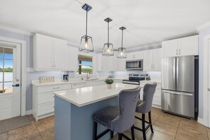 Private kitchen - Luxury Lake House in Mount Uniacke (Mount Uniacke)