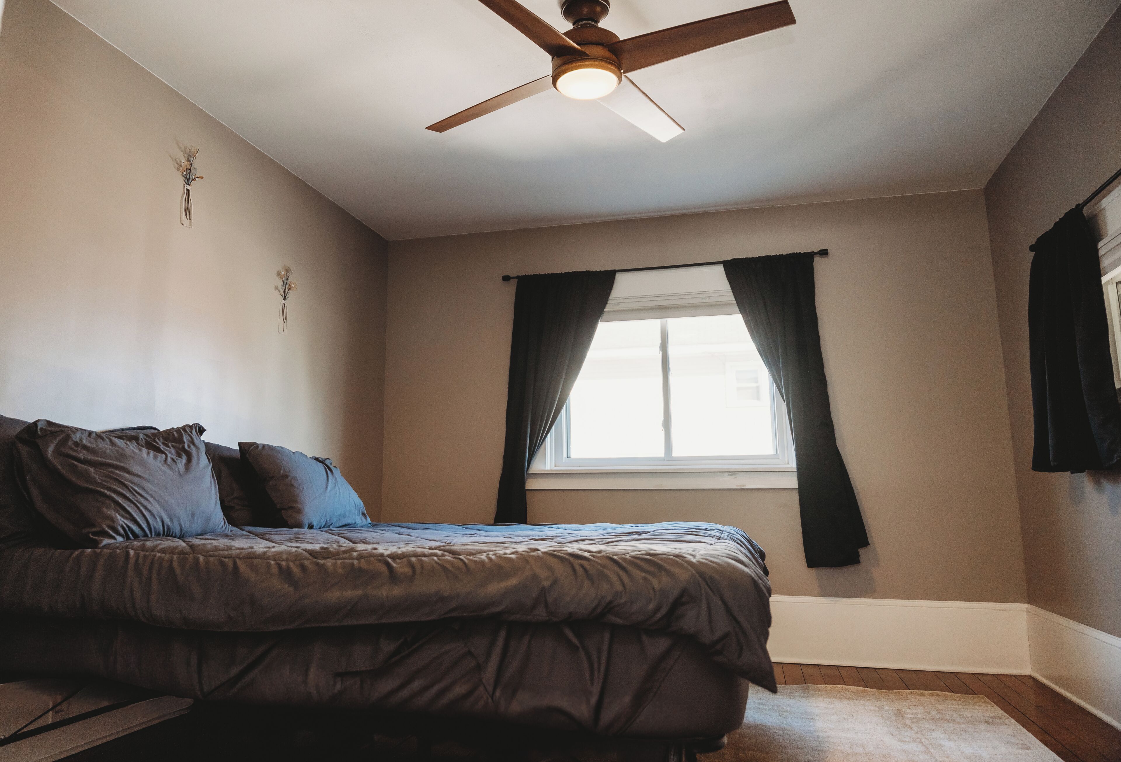 3 chambres, bureau, fer et planche à repasser, lit parapluie