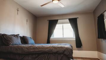 3 chambres, bureau, fer et planche à repasser, lit parapluie