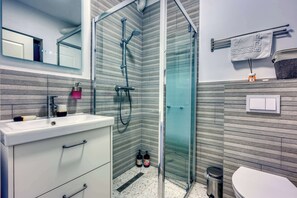 Douche, sèche-cheveux, serviettes fournies