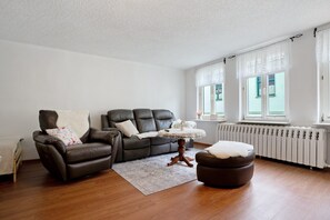 TV - Apartment 'Ferienwohnung Stavenhagen' with Balcony and Wi-Fi (Stavenhagen)