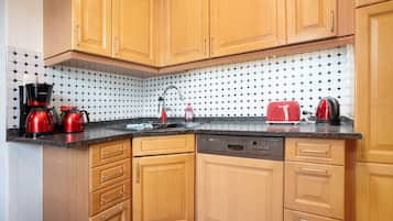 Frigorifero, microonde, forno, piano cottura