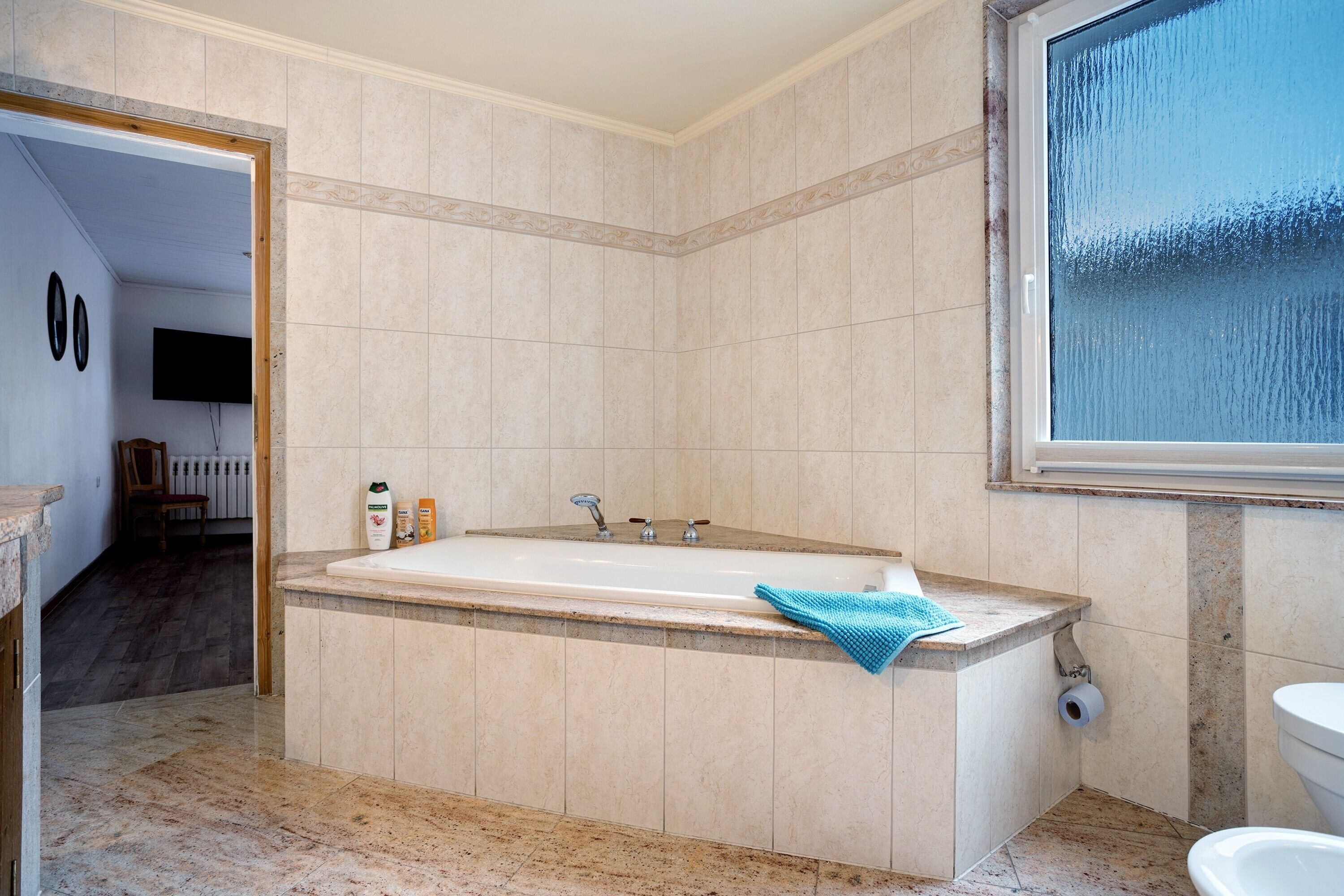 Shower, hair dryer, towels