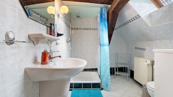 Chuveiro, secador de cabelo, toalhas de banho