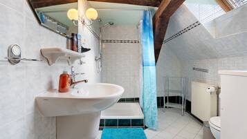 Suihku, hiustenkuivaaja, pyyhkeet