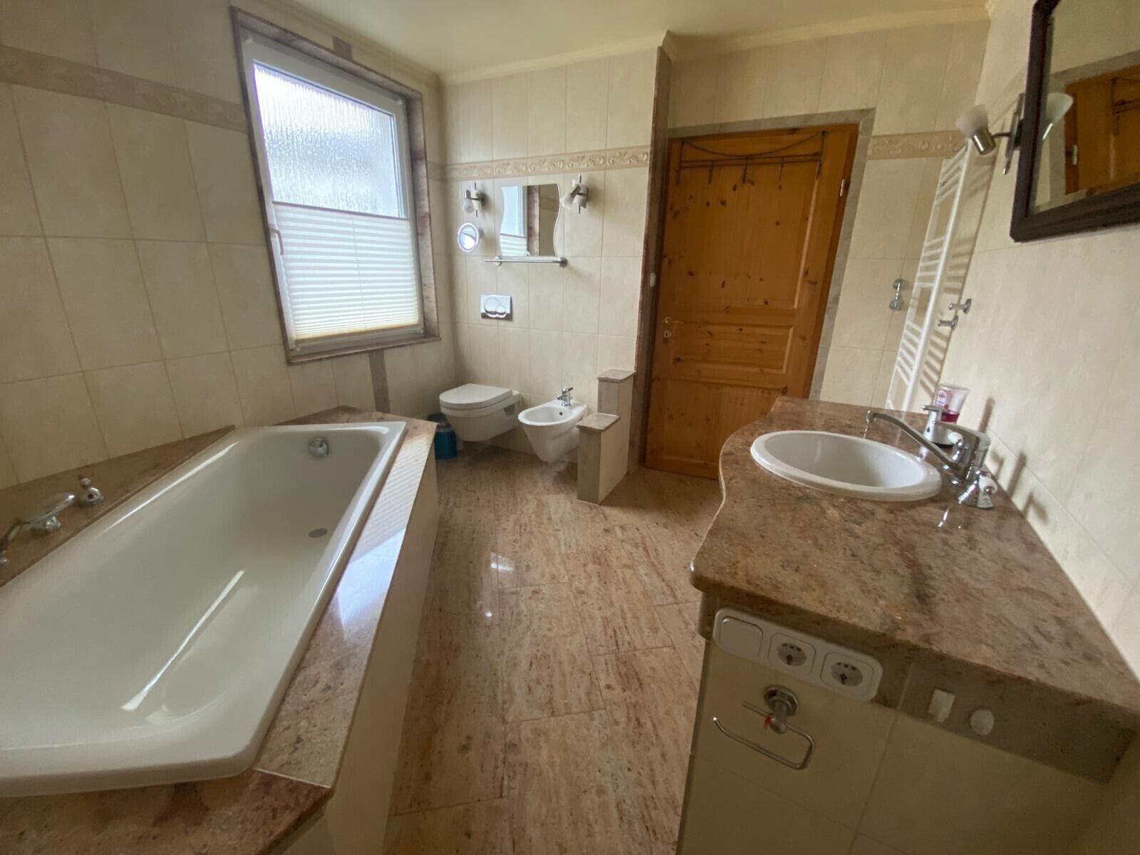 Dusj, hårføner og håndklær