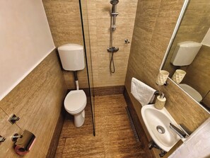 Shower - Balcesti Design Apartment 1 | Walk to Old Town (București)