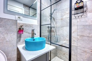 Shower, hair dryer, towels - Central Suites |41| Piața Romana | PumoProperties (București)