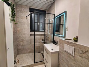 Shower, hair dryer, towels - Central Suites | 2 | Piața Romana | PumoProperties (Bucharest)