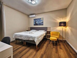 Iron/ironing board, WiFi, bed sheets - Central Suites | 2 | Piața Romana | PumoProperties (Bucharest)