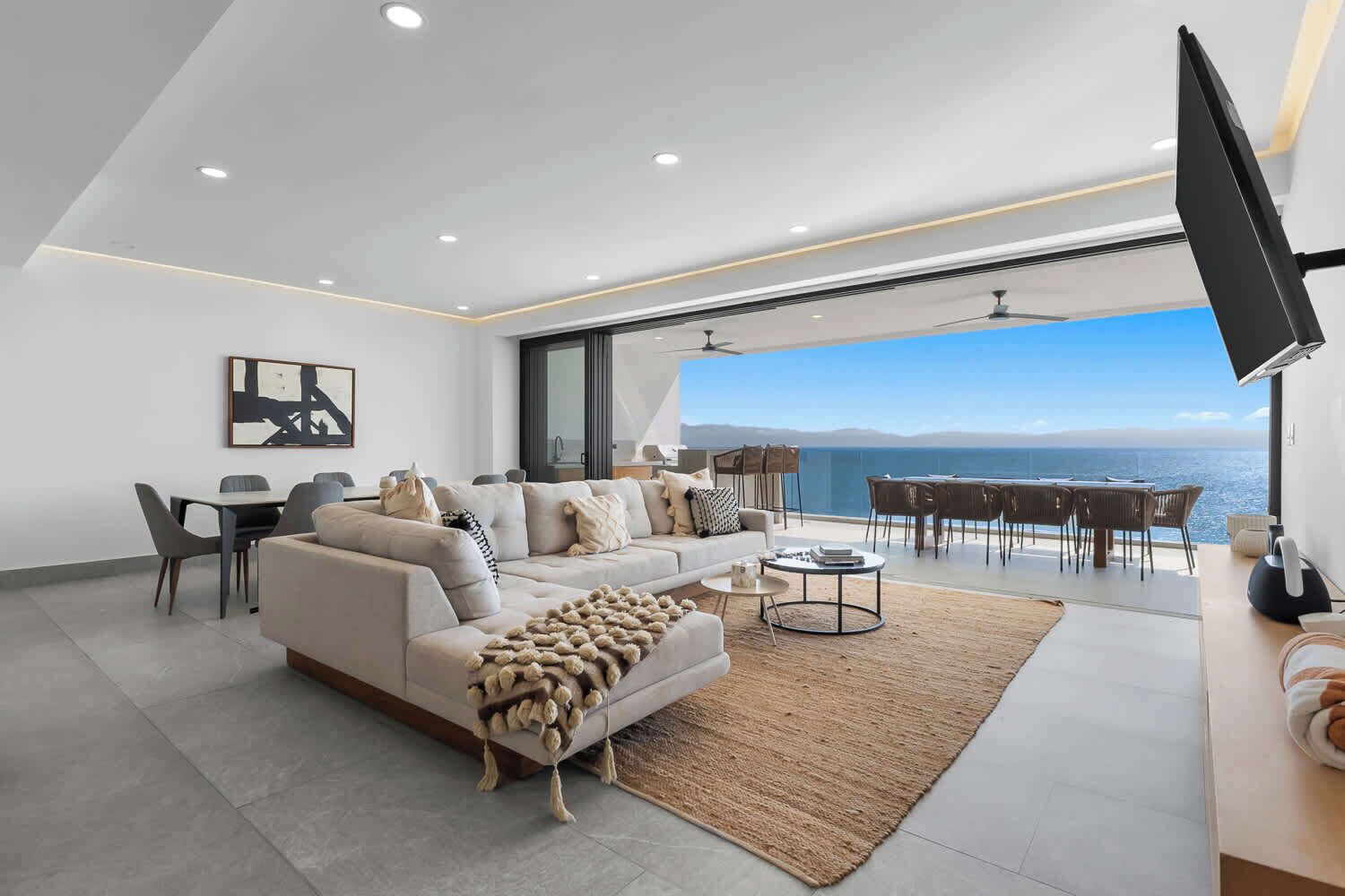 TV, fotballspill og kontorer