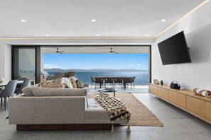 TV, table football, offices - Bantay 8I | Beachfront 4BR PH w/ Outdoor Kitchen (Bucerías)