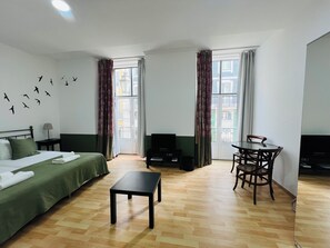 Estúdio básico, sacada | Cortinas blackout, ferros/tábuas de passar roupa, Wi-Fi de cortesia