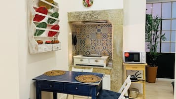 Studio – basic, ikke-røyk | Eget kjøkken | Mikrobølgeovn, kokeplater, espressomaskin og vannkoker