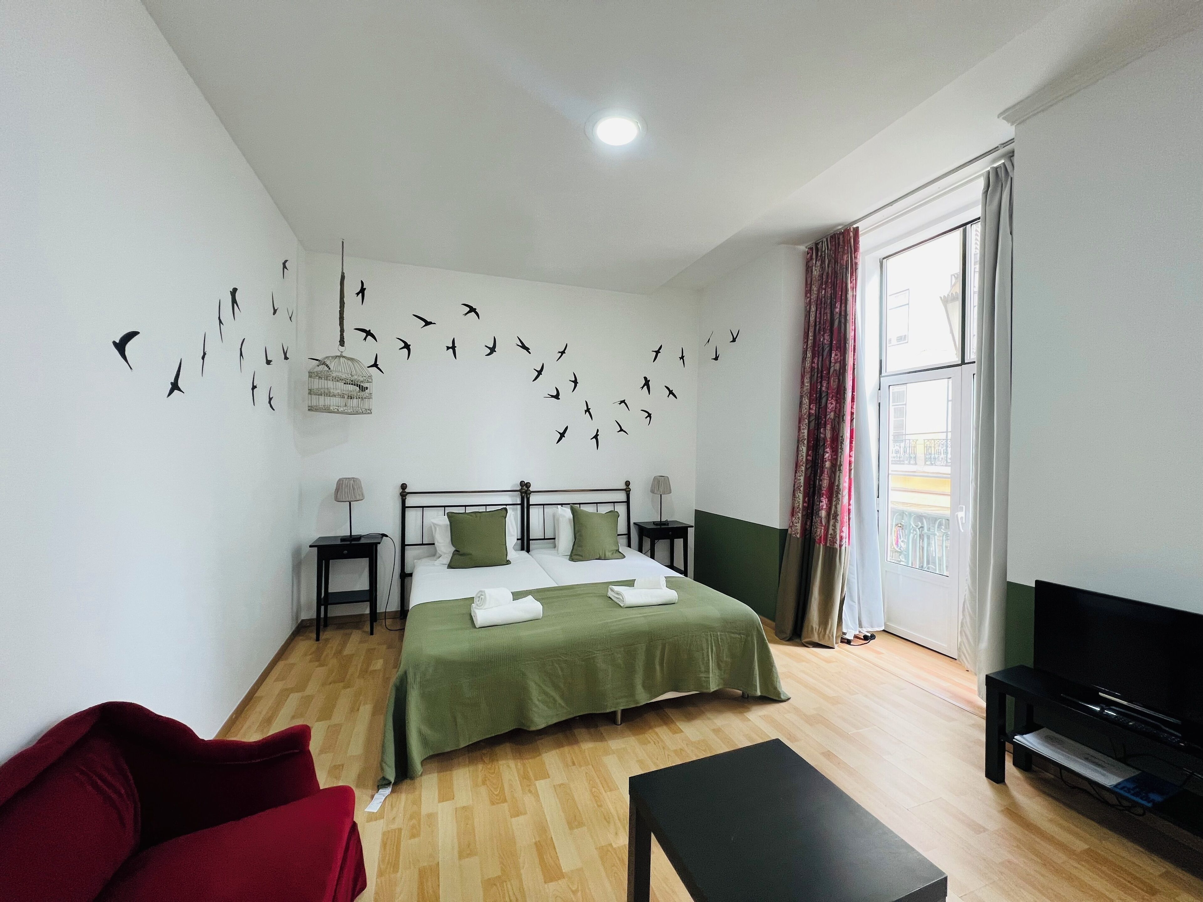 Cortinas blackout, tabla de planchar con plancha y wifi gratis 