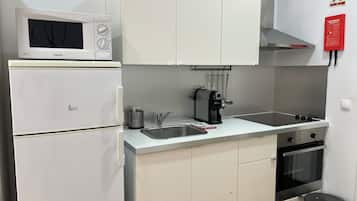 Estudio básico, 2 camas individuales, no fumadores, balcón | Cocina privada