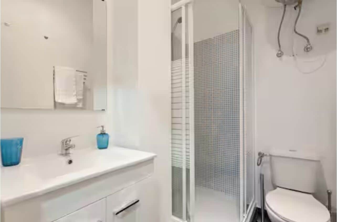 Shower, hair dryer, towels, shampoo