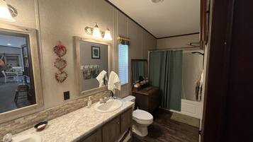 Douche, serviettes fournies, savon, papier toilette