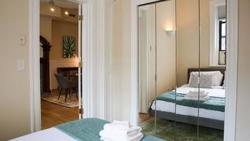 Escritorio, tabla de planchar con plancha, cuna de viaje y wifi