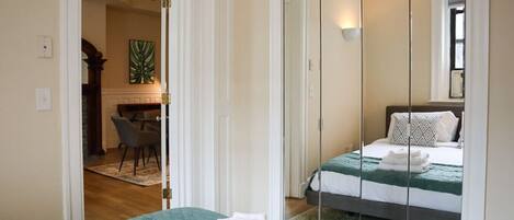 Bureau, fer et planche à repasser, lit parapluie, Wi-Fi