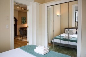 Desk, iron/ironing board, travel cot, WiFi - Lovely Fenway 1br | New to VRBO! (Boston)