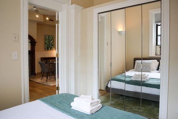 Bureau, fer et planche à repasser, lit parapluie, Wi-Fi