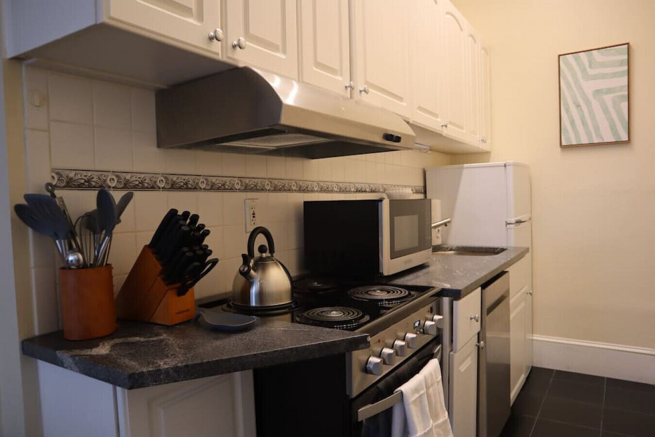 Frigorífico, microondas, horno y placa de cocina