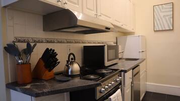 Frigorífico, microondas, horno y placa de cocina