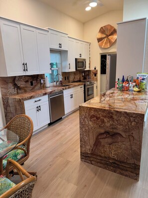 Private kitchen - This special 3-bedroom house is near everything shopping and restaurants (Port Charlotte)