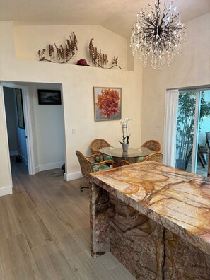 Dining - This special 3-bedroom house is near everything shopping and restaurants (Port Charlotte)