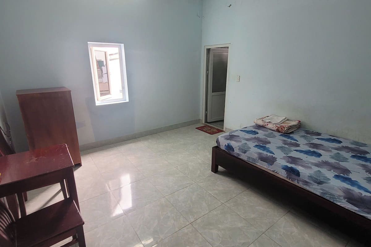 Comfort enkelrum - utsikt mot staden | Skrivbord, gratis wi-fi och sängkläder