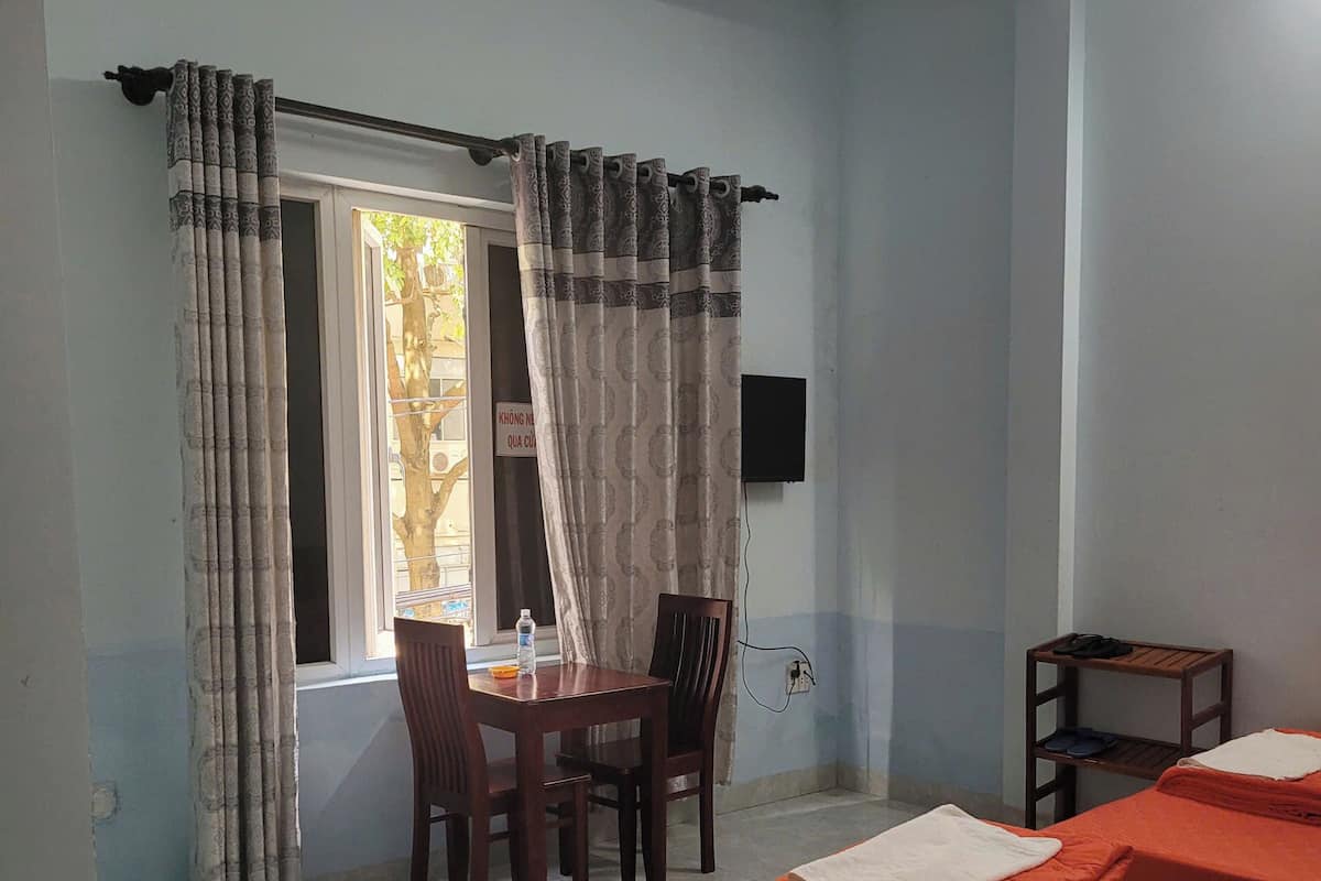 Basic dubbelrum eller tvåbäddsrum - balkong - utsikt mot staden | Skrivbord, gratis wi-fi och sängkläder