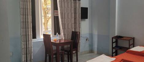 Dobbelt- eller tomannsrom – basic, balkong, byutsikt | Skrivebord, wi-fi (inkludert) og sengetøy