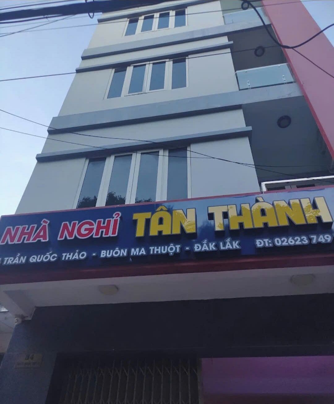 A building with a sign that reads "NHÃ NGHÌ TÃN THÃNH" and a phone number "02623 749".