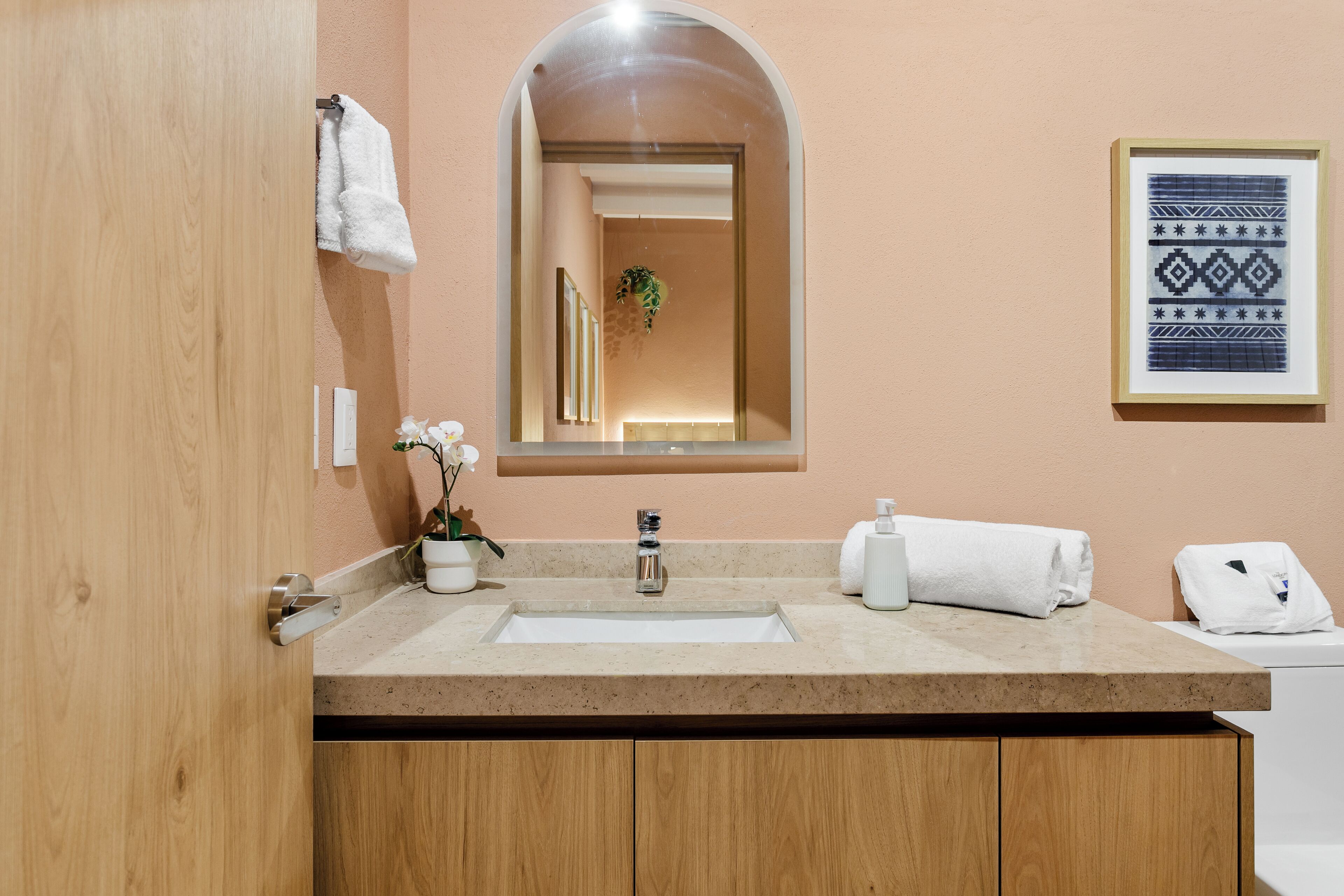 Comfort Suite | Bathroom | Free toiletries, towels, soap, shampoo